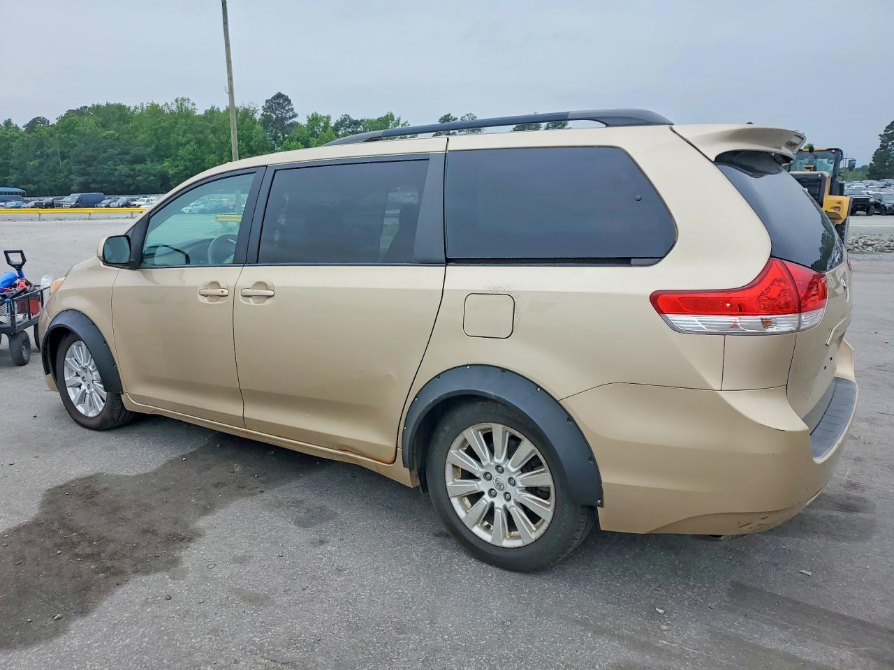 2011 Toyota Sienna Le 7-Passenger - Фото 2