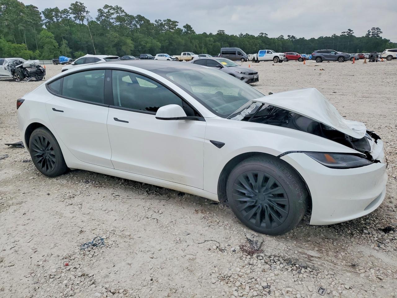 2025 Tesla Model 3 - Фото 4