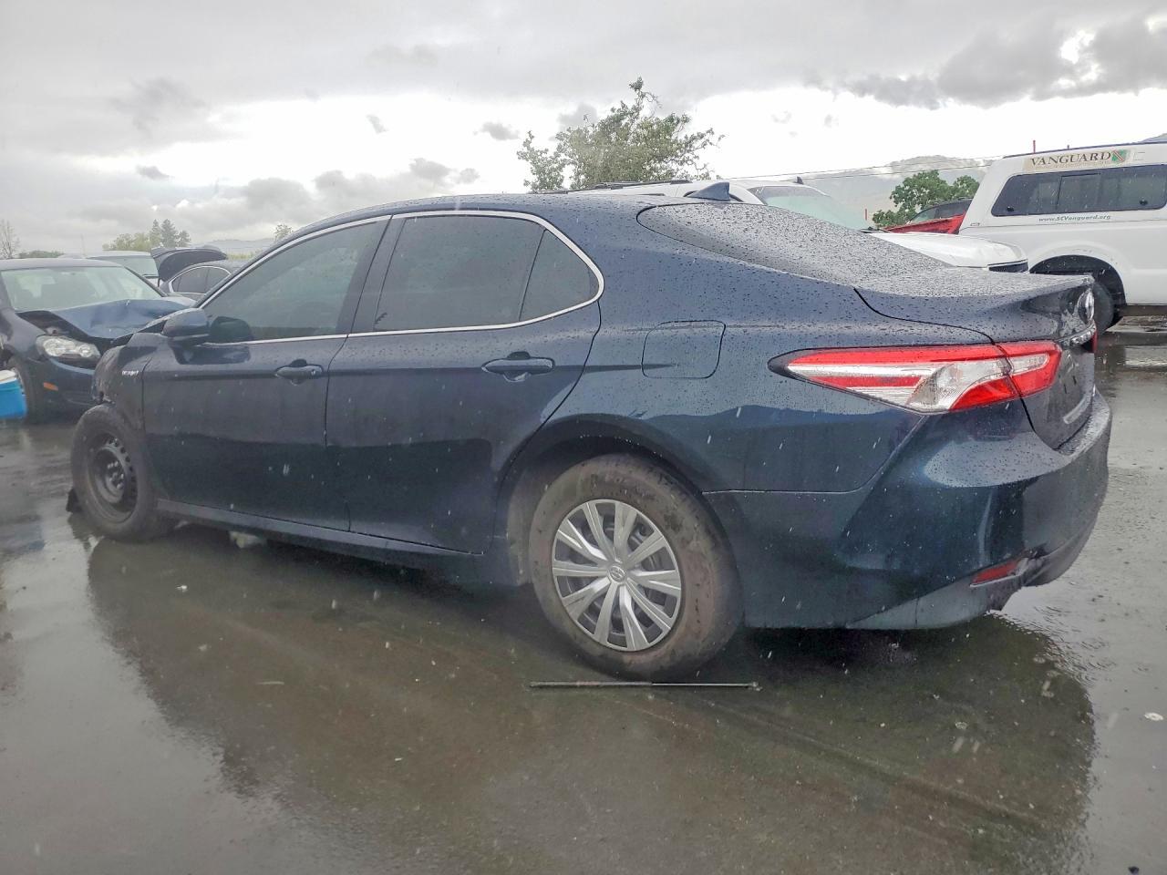 2019 Toyota Camry Hybrid Le - Фото 2