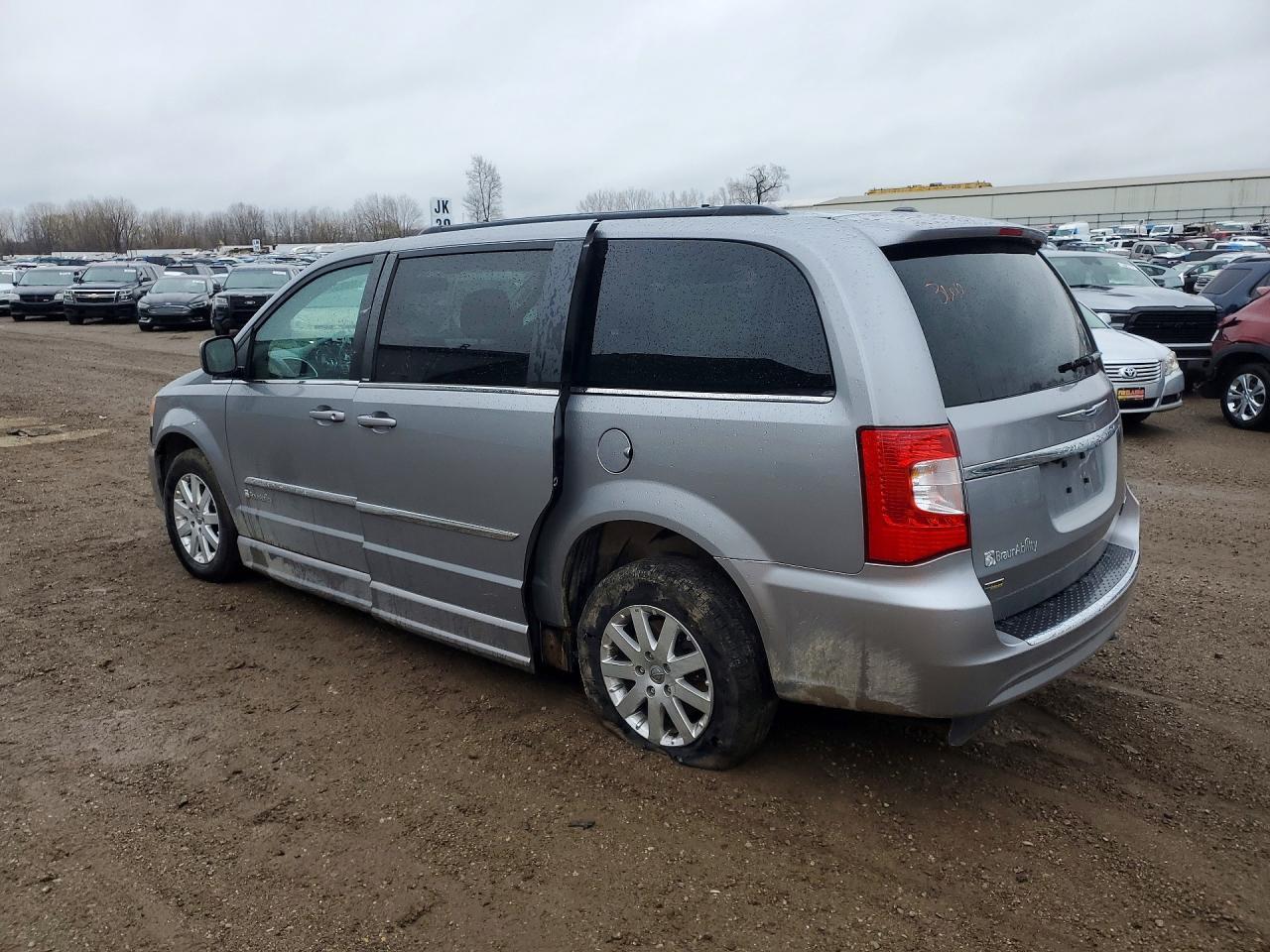2014 Chrysler Town & Country Touring - Фото 2