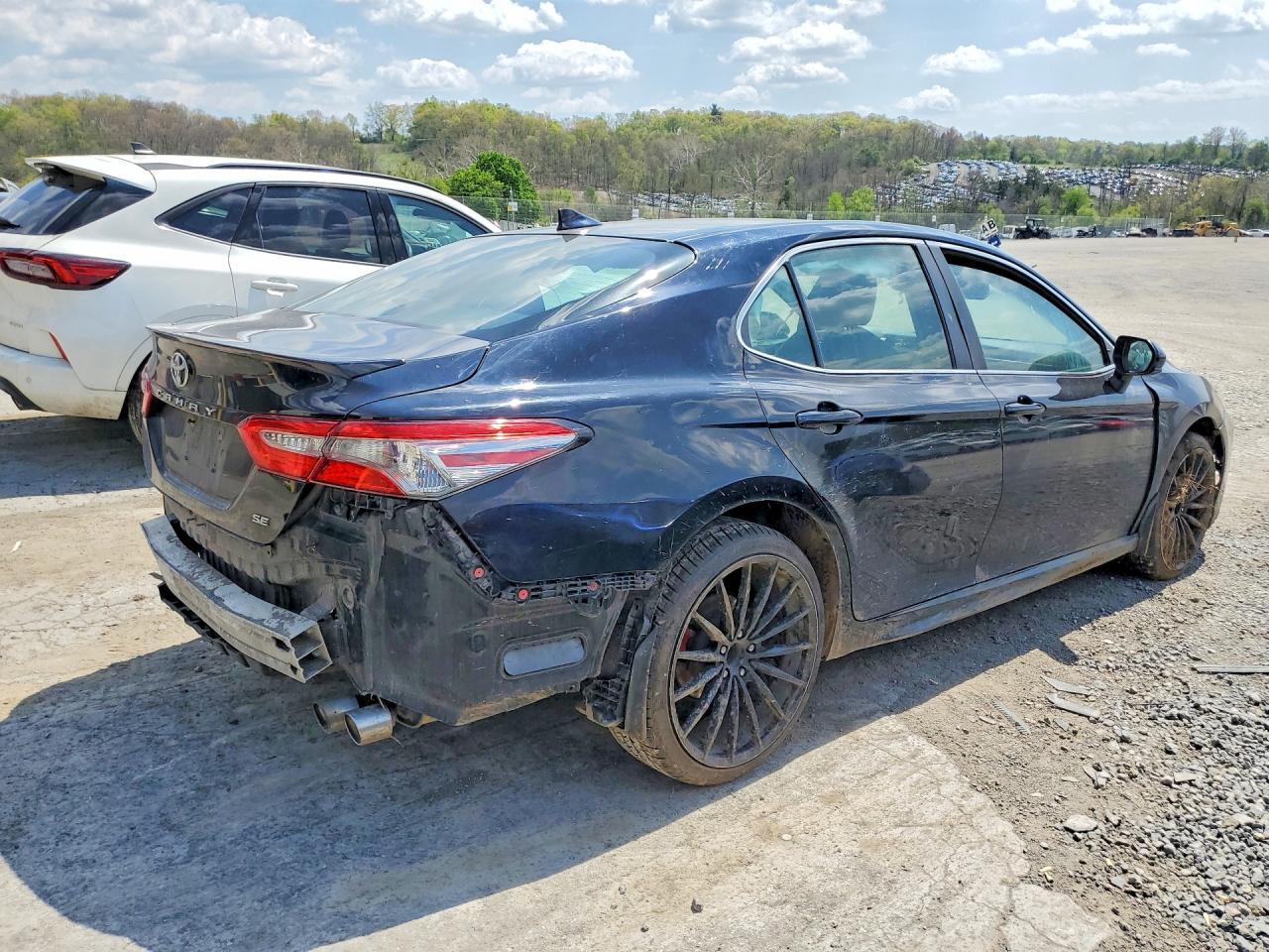 2019 Toyota Camry Se - Фото 3