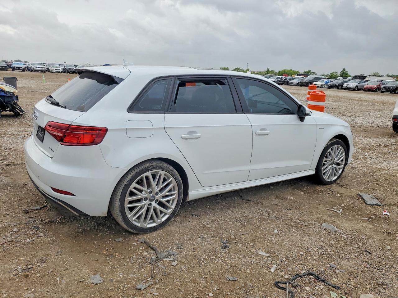 2018 Audi A3 E-Tron Premium - Фото 3