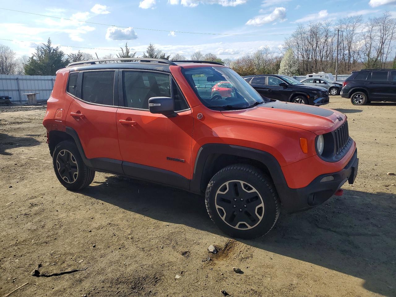 2017 Jeep Renegade Trailhawk - Image 4