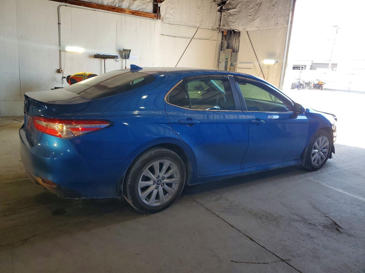 2020 Toyota Camry Le - Фото 3