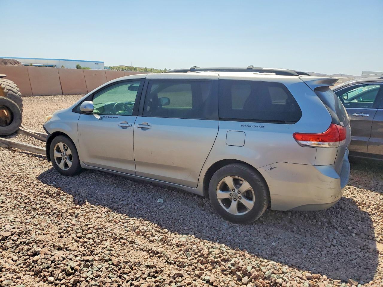 2011 Toyota Sienna Le 8-Passenger - Image 2
