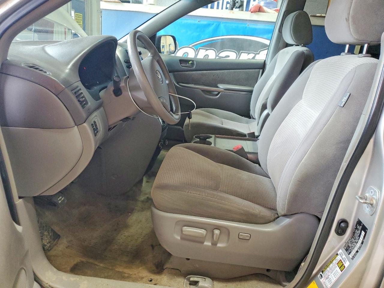 2008 Toyota Sienna Le 8-Passenger - Image 7