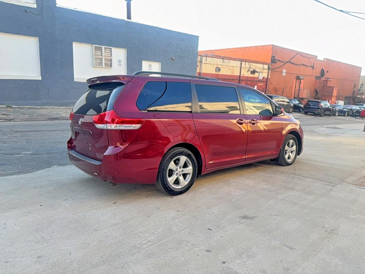 2011 Toyota Sienna Le - Фото 4