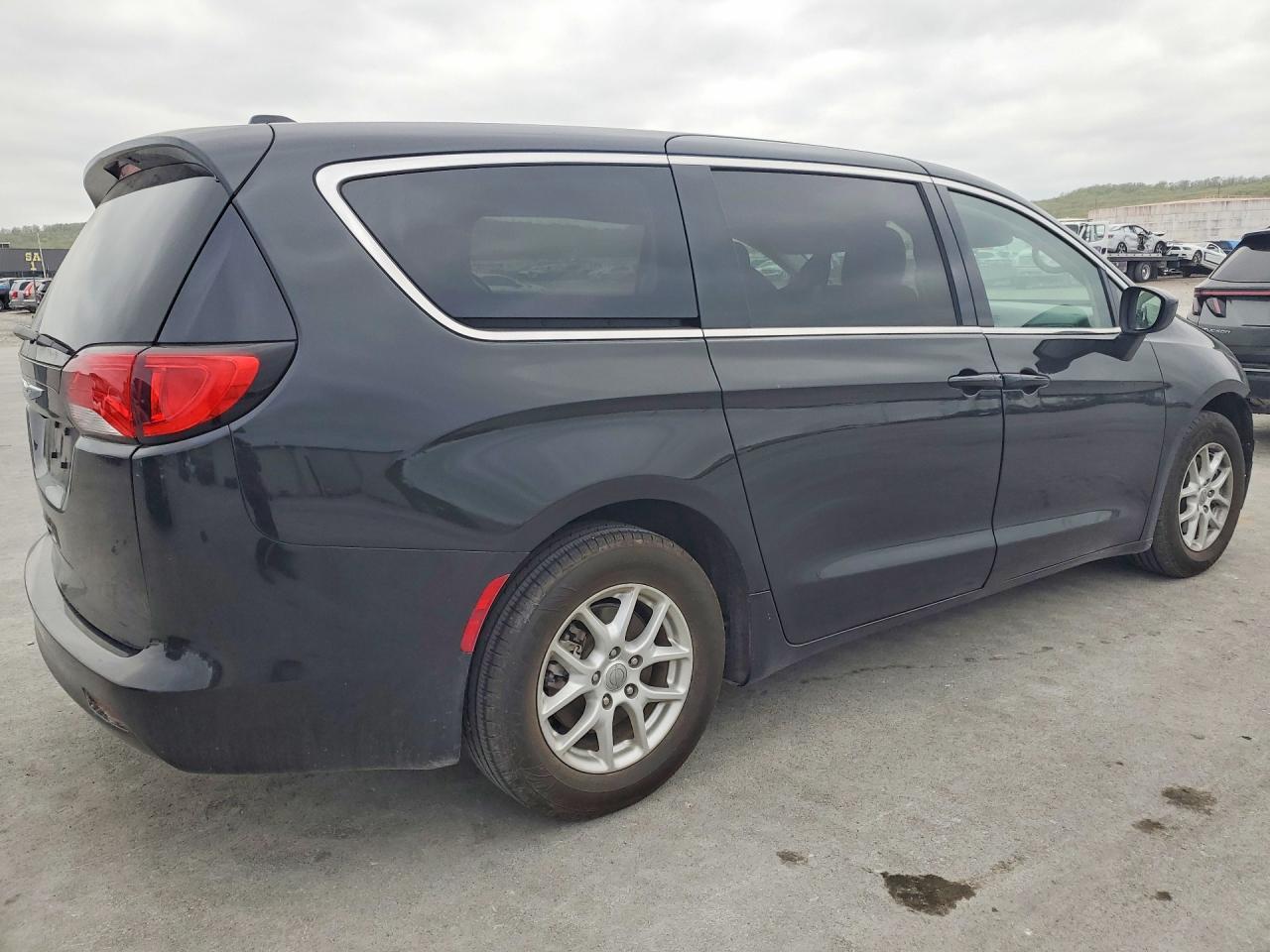 2020 Chrysler Voyager Lx - Фото 3