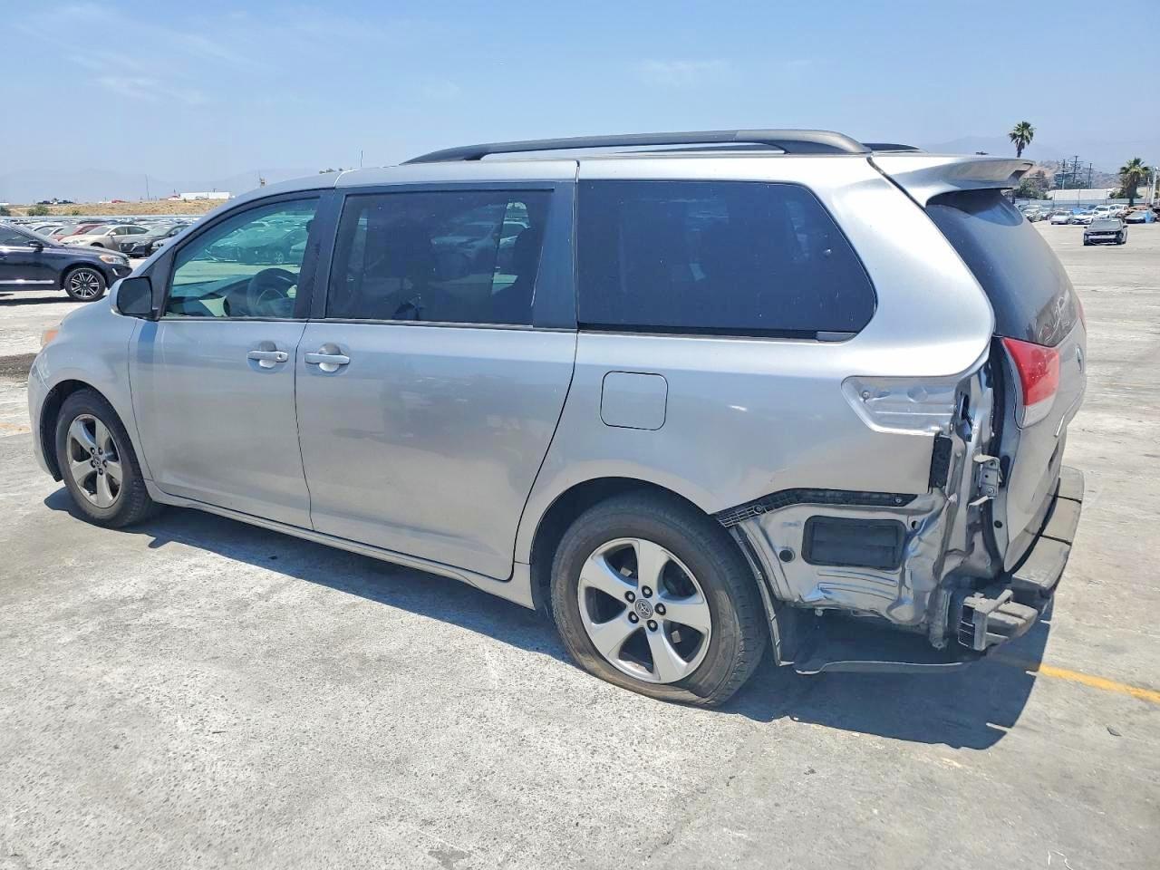 2012 Toyota Sienna Le - Фото 2