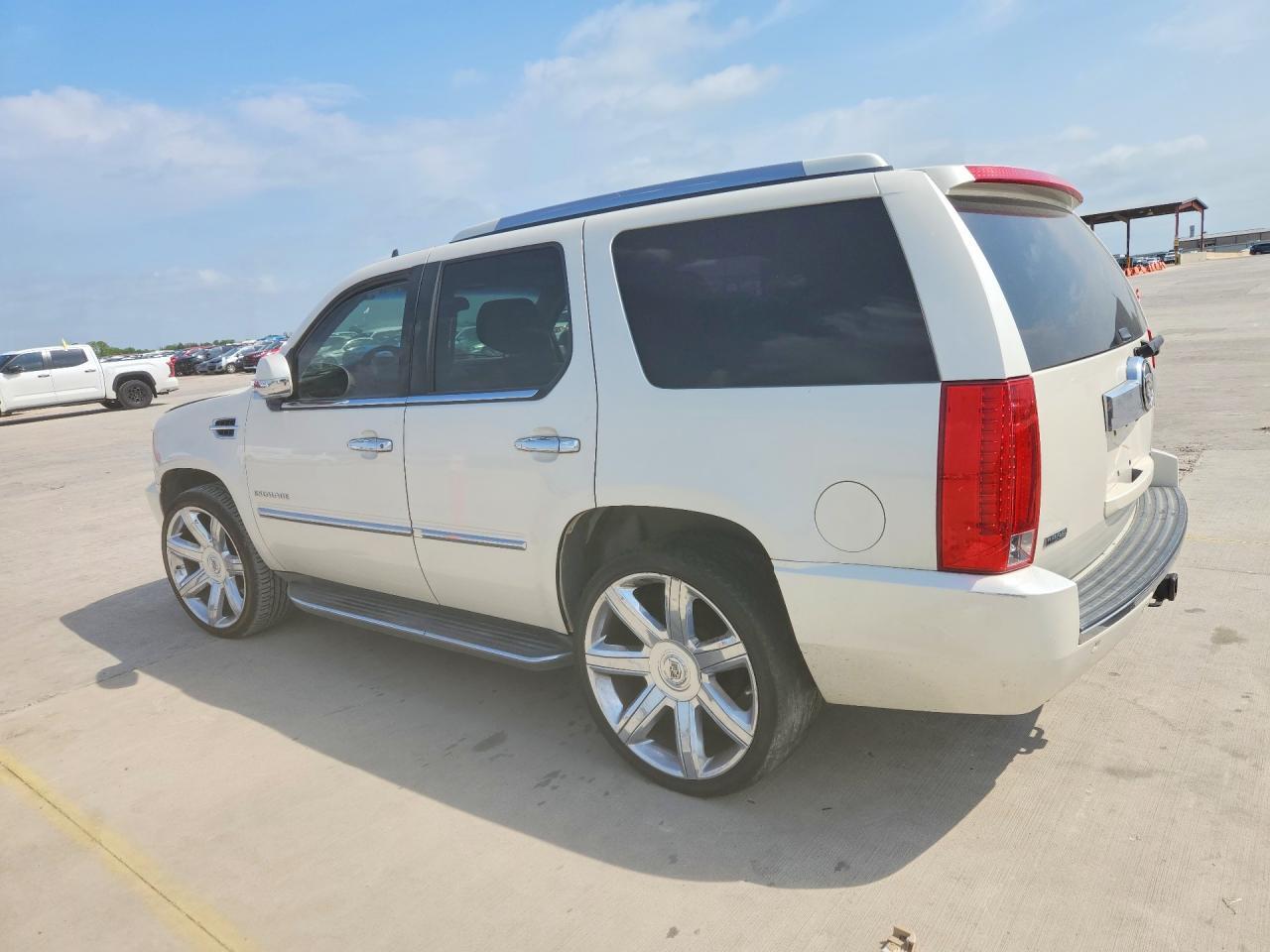 2011 Cadillac Escalade Luxury - Image 2