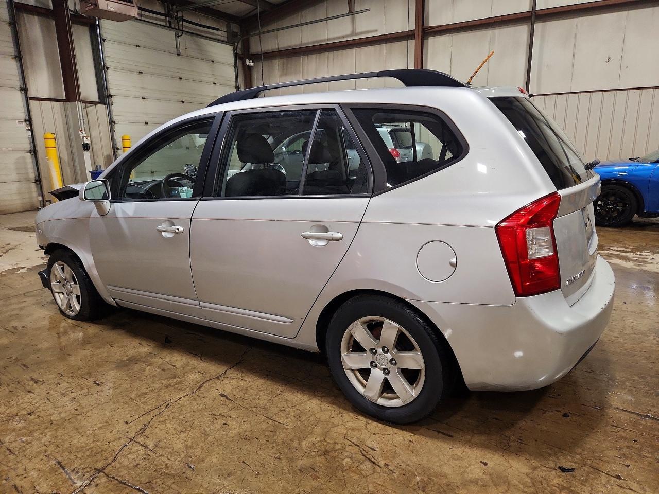 2009 Kia Rondo Base - Image 2