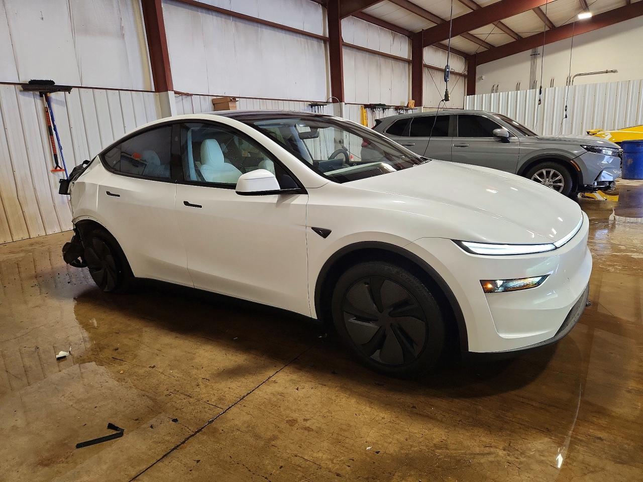 2026 Tesla Model Y - Фото 4