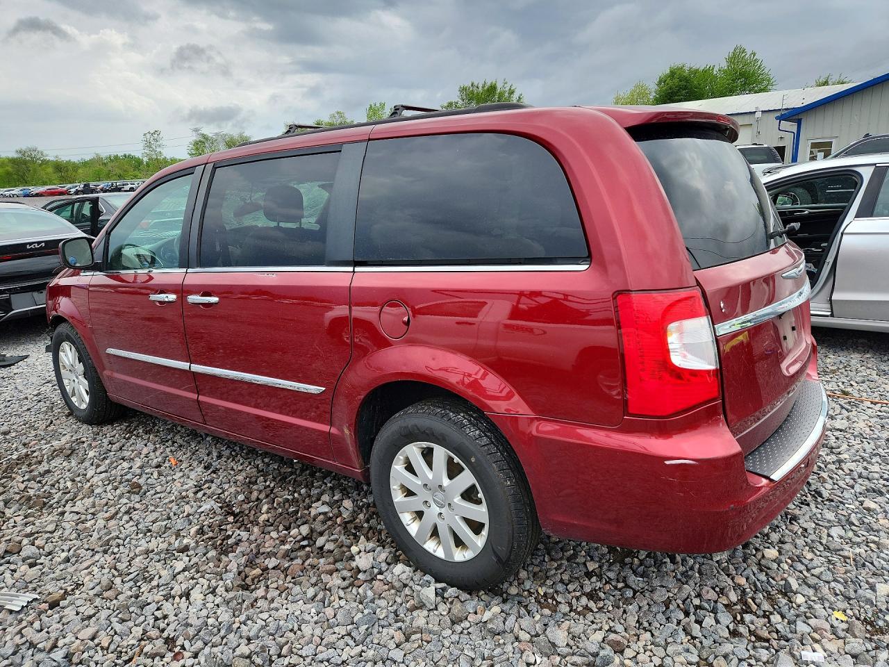 2014 Chrysler Town & Country Touring - Image 2