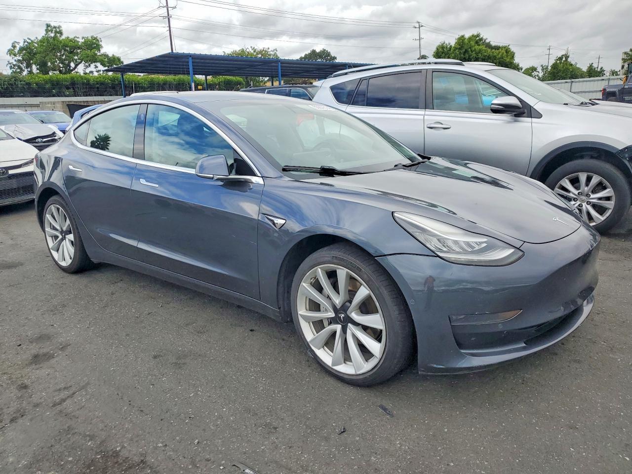 2019 Tesla Model 3 - Фото 4
