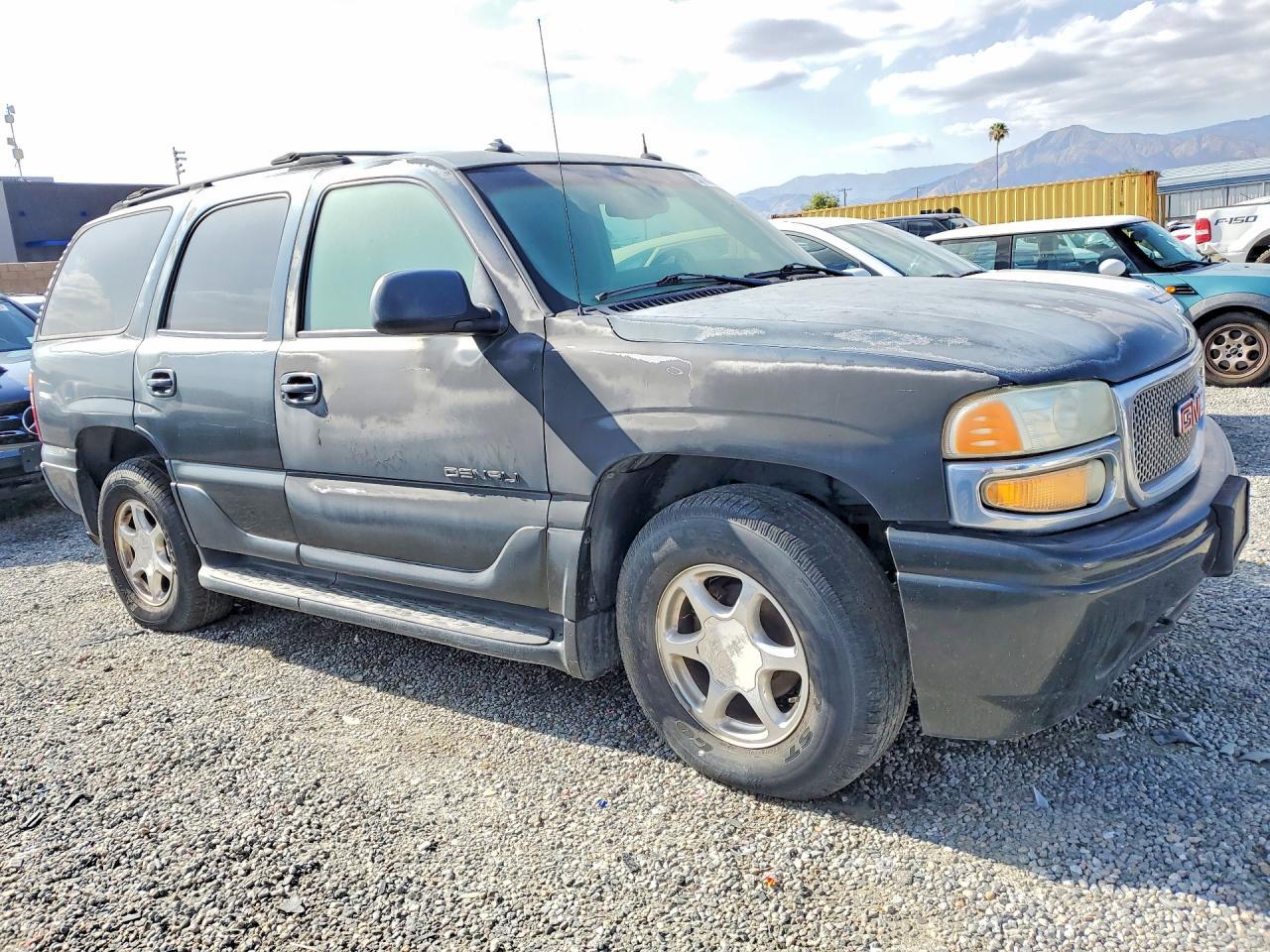 2003 GMC Yukon Denali - Image 4