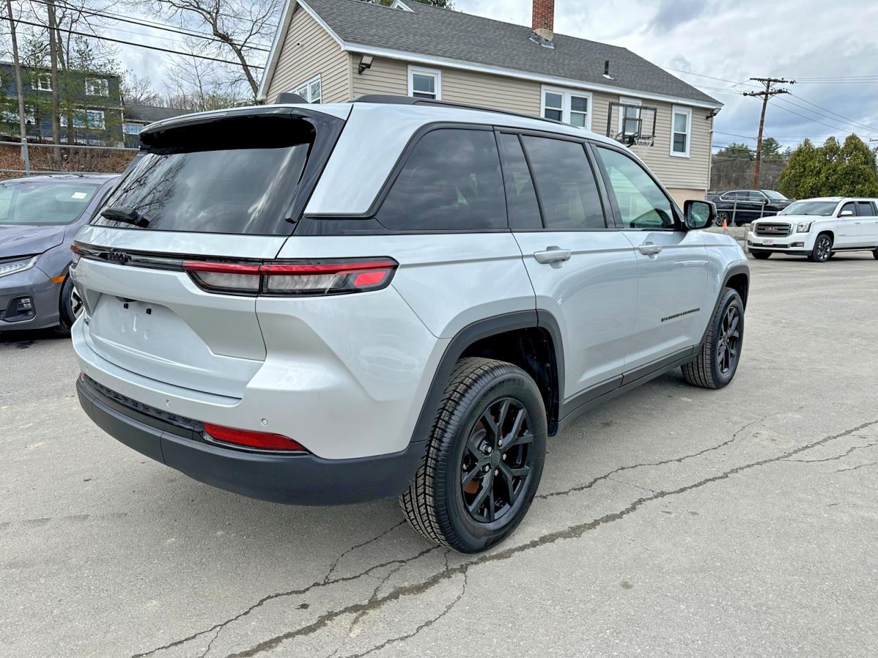 2025 Jeep Grand Cherokee Laredo - Image 3