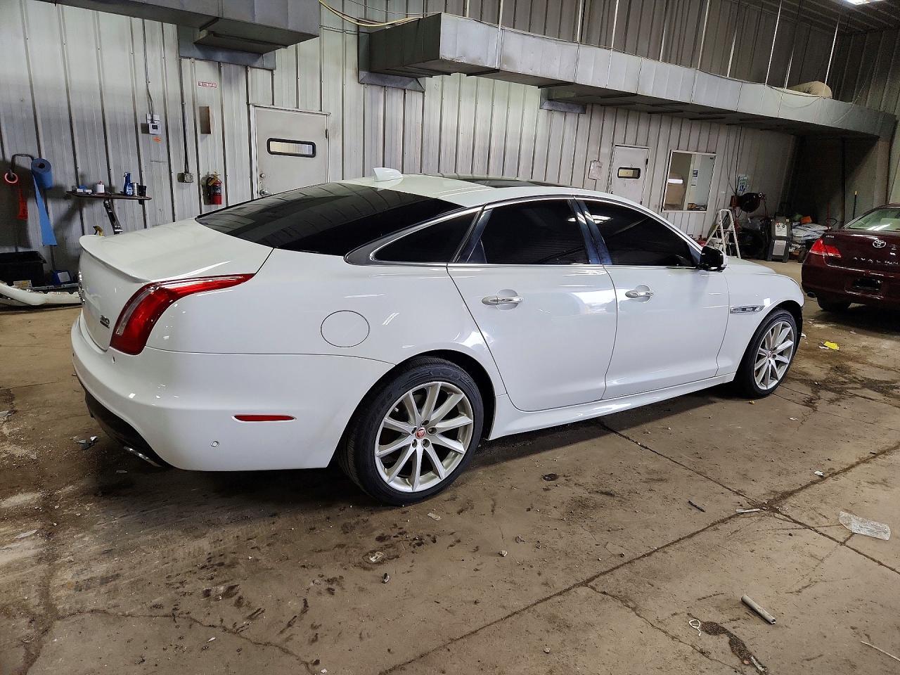 2017 Jaguar Xj - Image 3