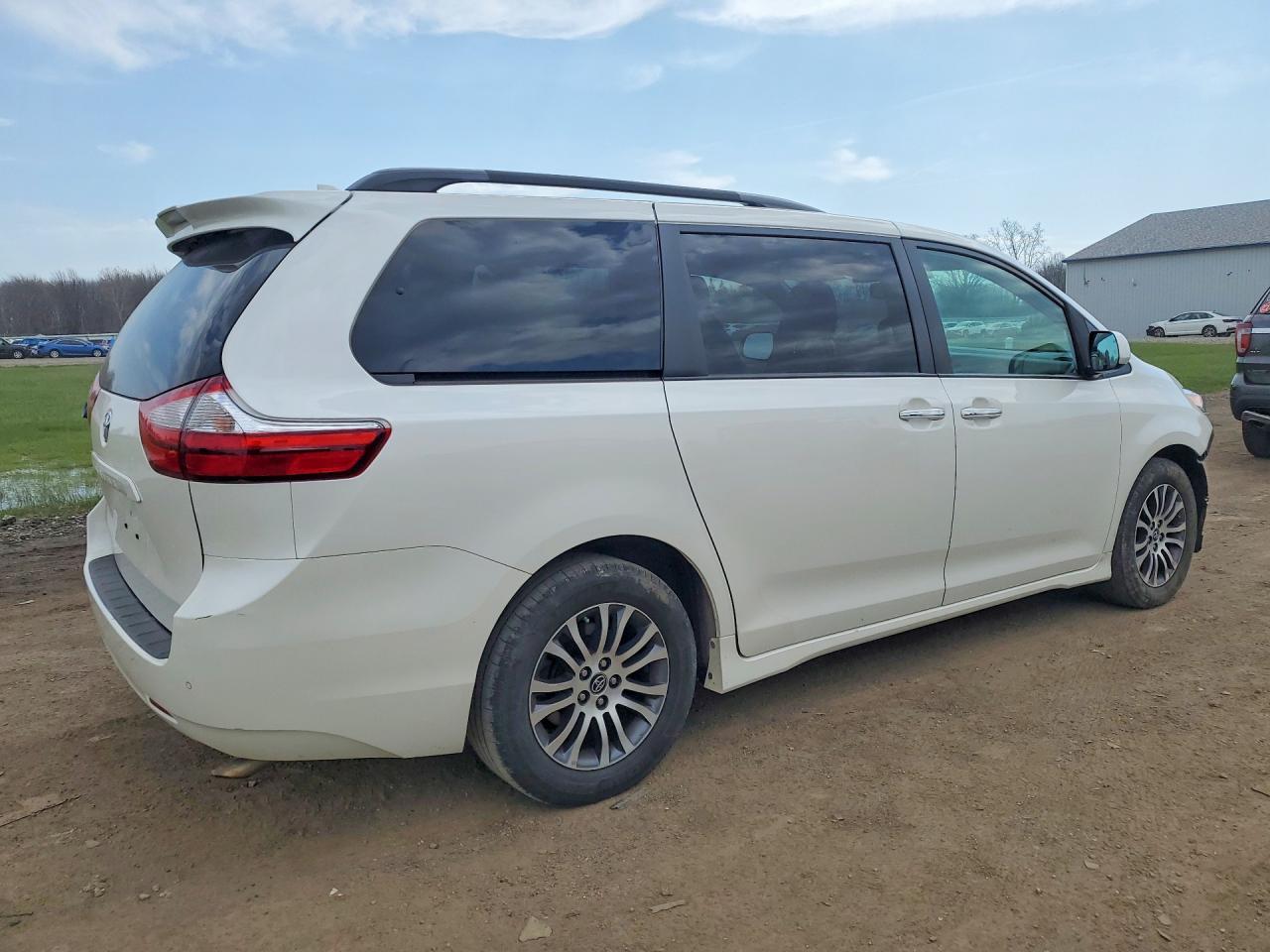 2019 Toyota Sienna Xle 8-Passenger - Image 3
