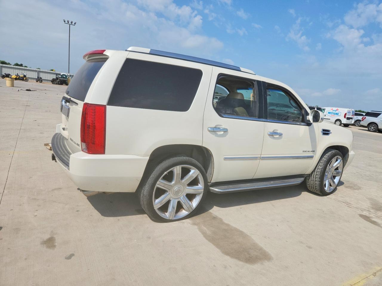 2011 Cadillac Escalade Luxury - Image 3
