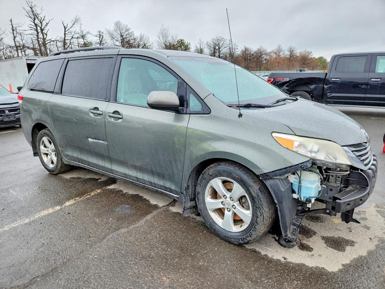 2013 Toyota Sienna Le 8-Passenger - Image 4