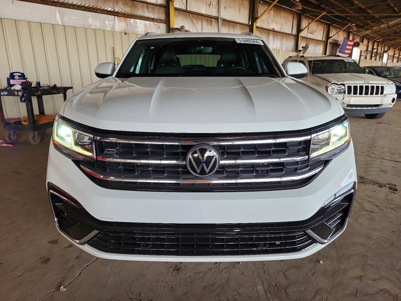 2022 Volkswagen Atlas Cross Sport Sel R-Line - Image 5