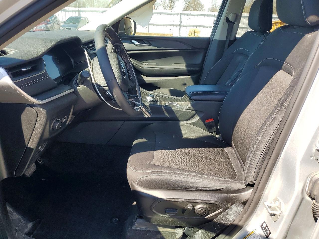 2023 Jeep Grand Cherokee L Laredo - Image 7