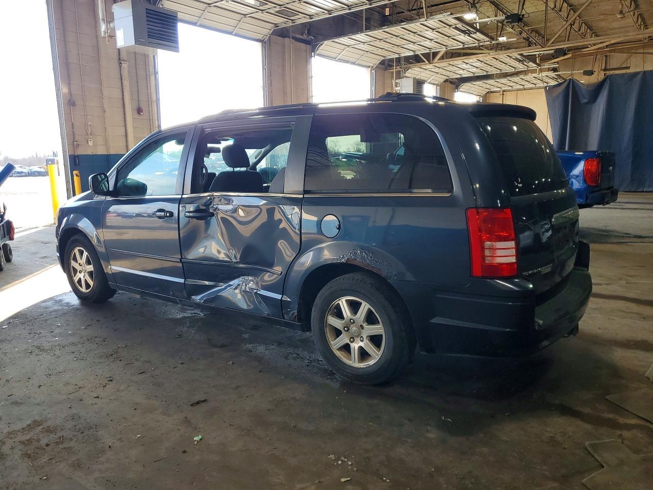 2008 Chrysler Town & Country Touring - Фото 2