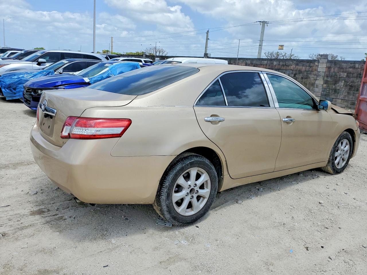 2010 Toyota Camry Le - Фото 5