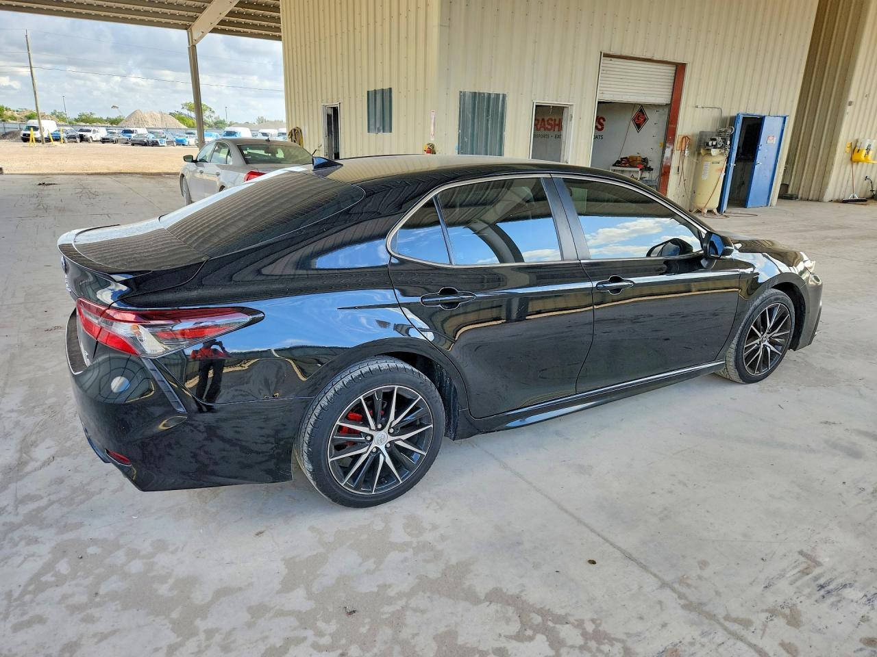 2023 Toyota Camry Se - Фото 3