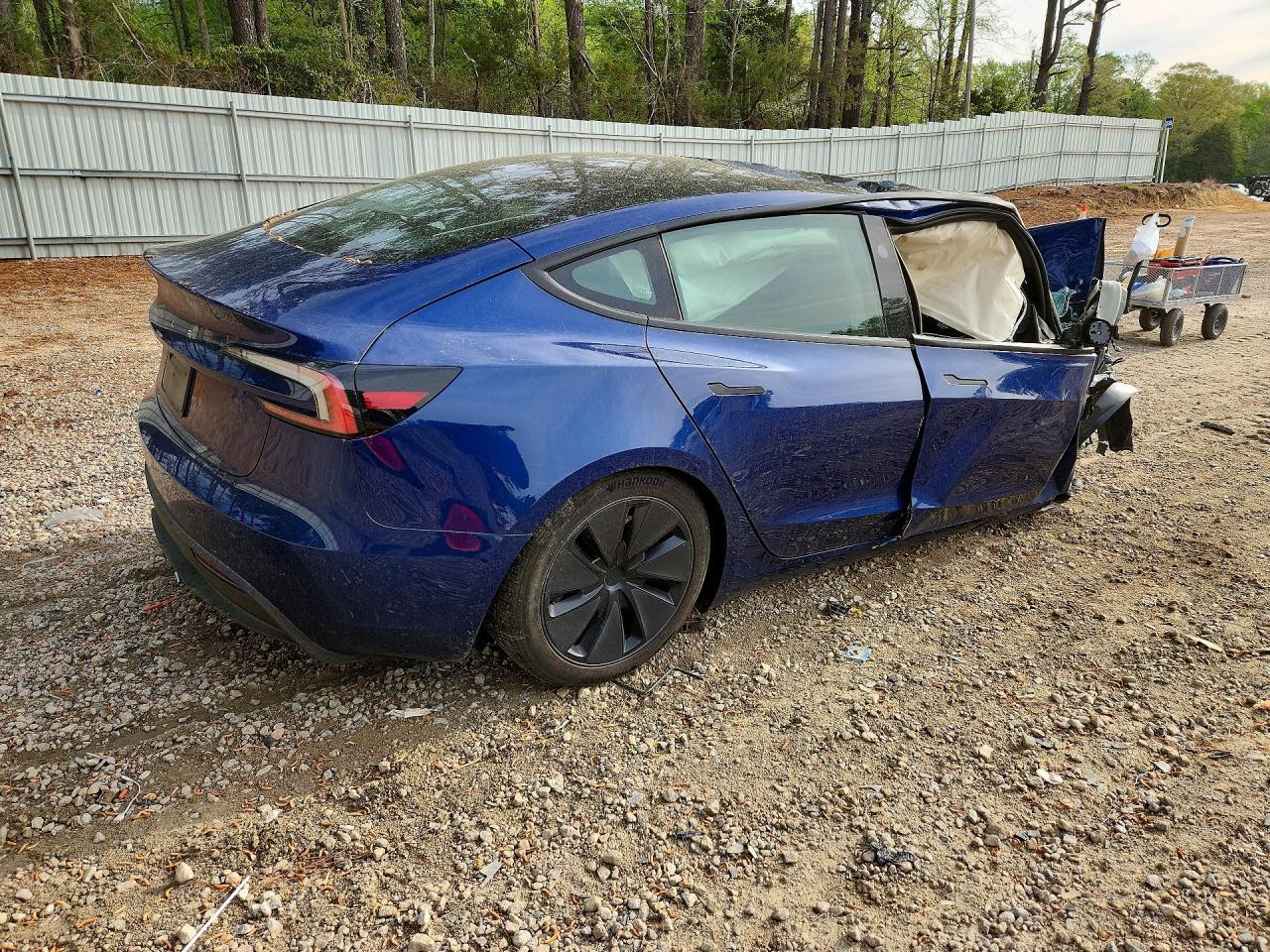 2025 Tesla Model 3 - Фото 3