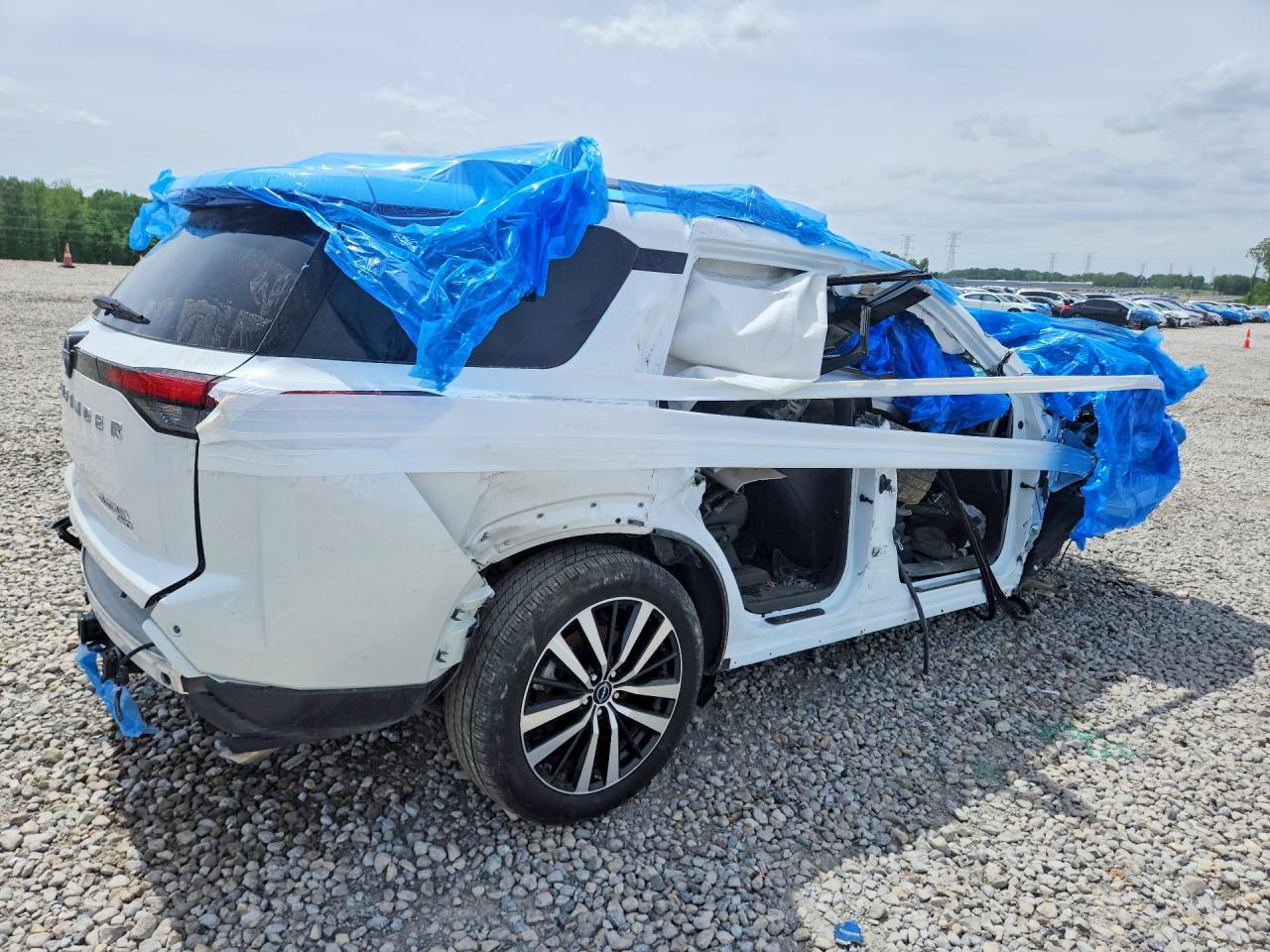 2025 Nissan Pathfinder Platinum - Image 3