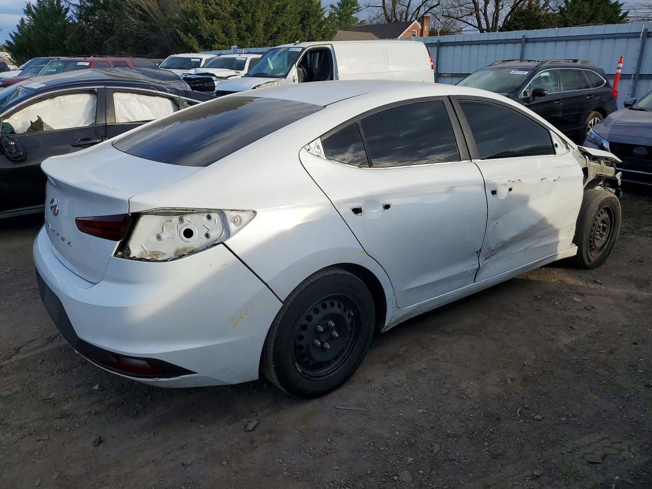 2020 Hyundai Elantra Se - Image 3