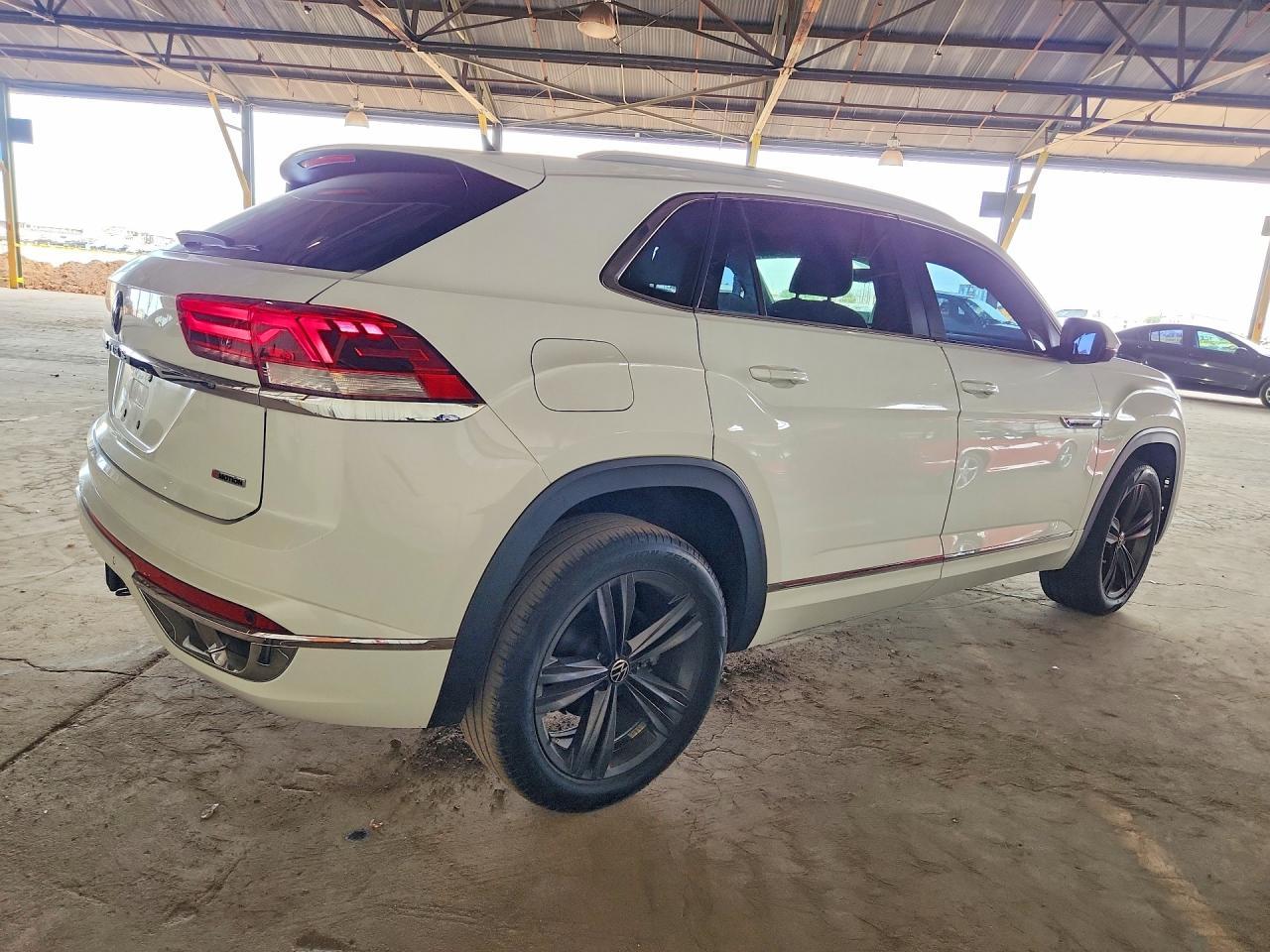 2022 Volkswagen Atlas Cross Sport Sel R-Line - Image 3