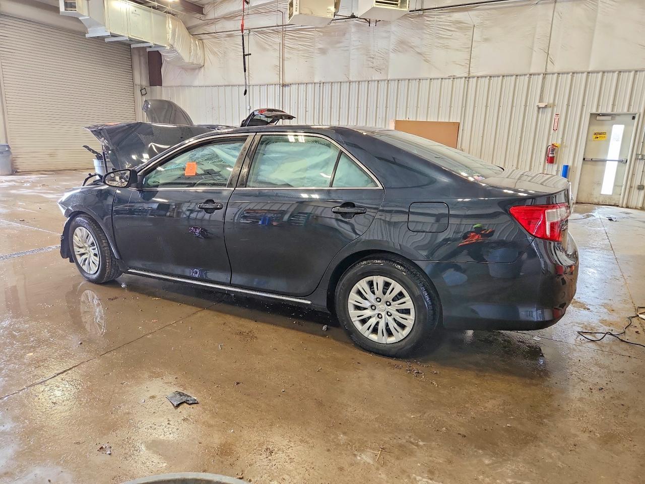 2013 Toyota Camry Le - Фото 2