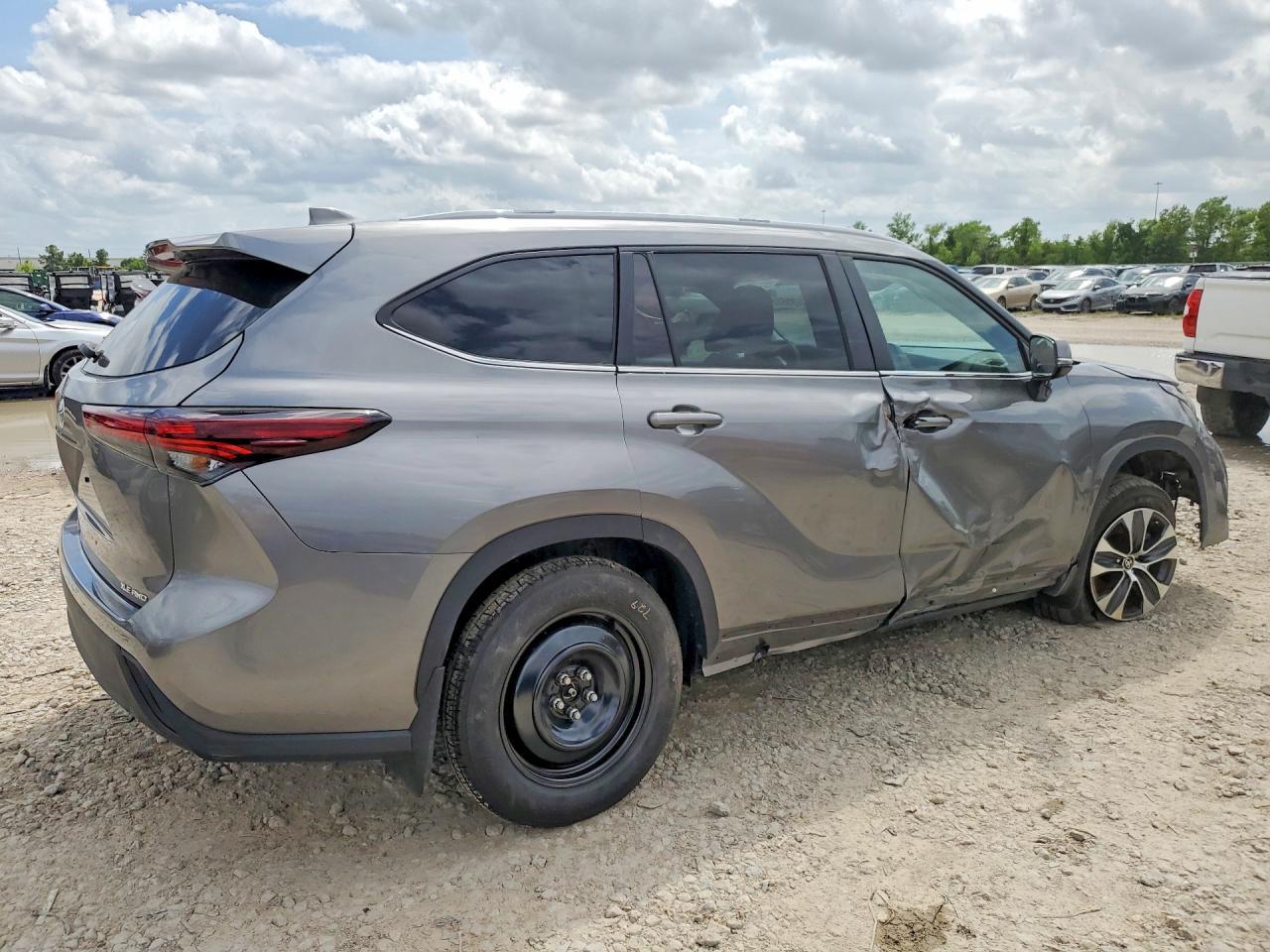 2026 Toyota Highla Xle - Image 3