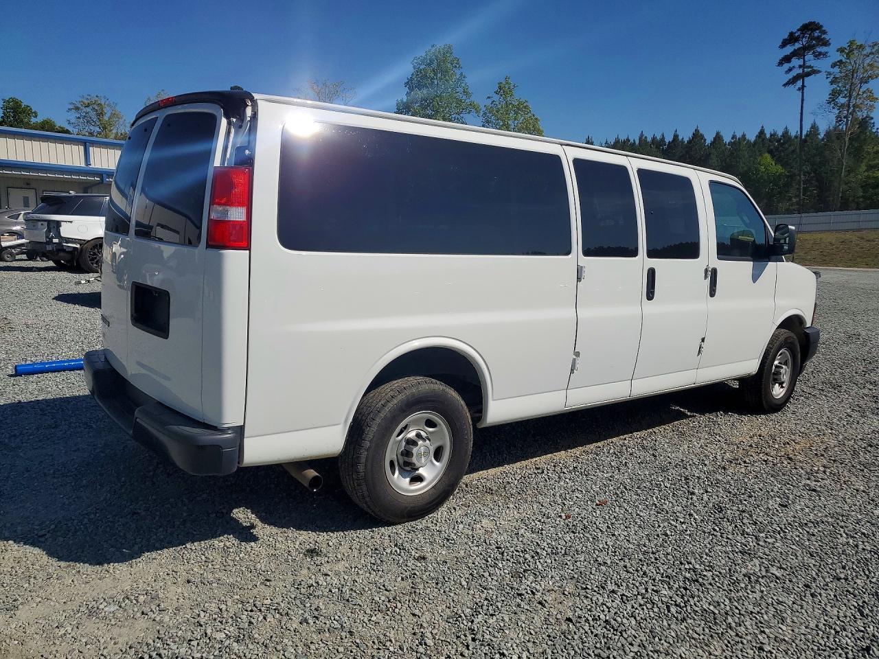 2023 Chevrolet Express G3500 Ls - Фото 3