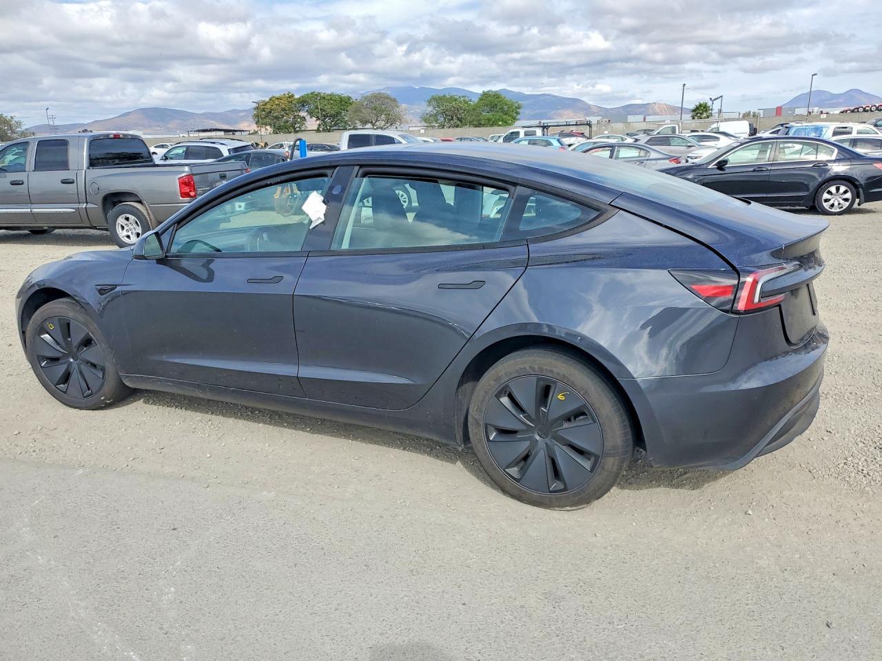 2025 Tesla Model 3 - Фото 2