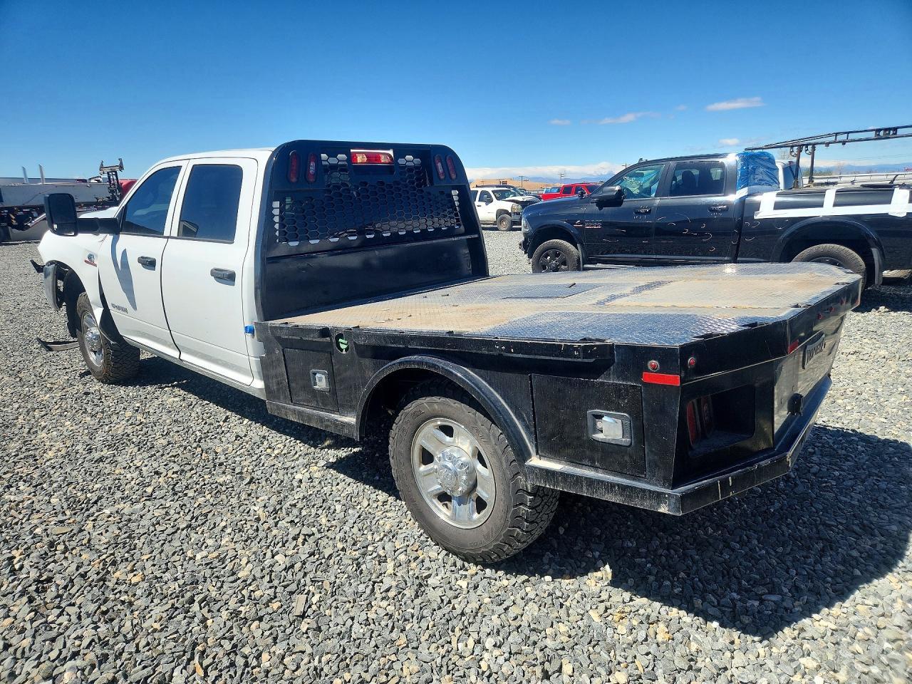 2022 Ram 3500 Tradesman Flatbed Truck - Фото 2