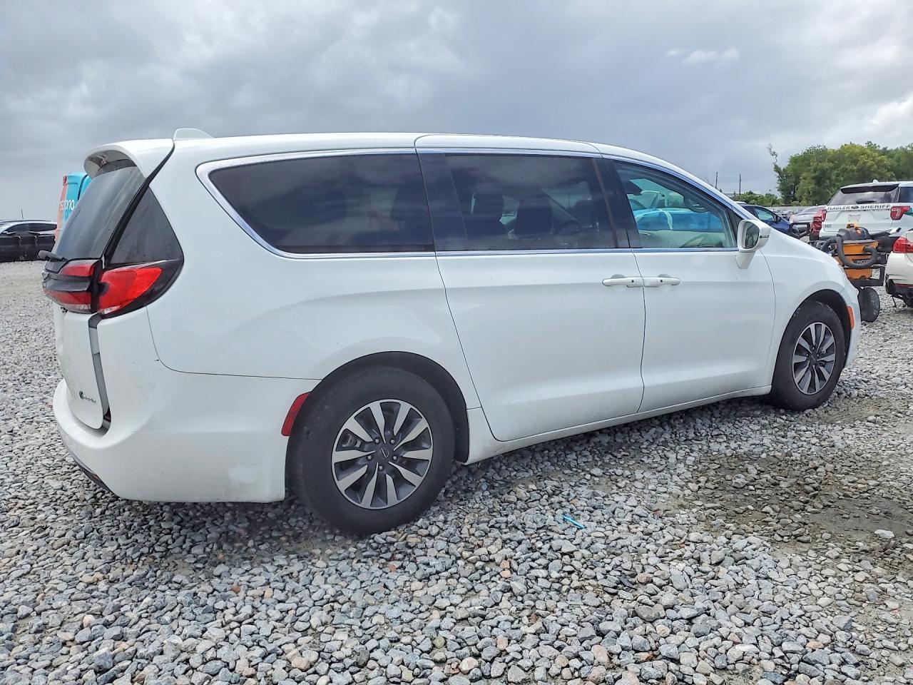 2022 Chrysler Pacifica Hybrid Touring L - Image 3