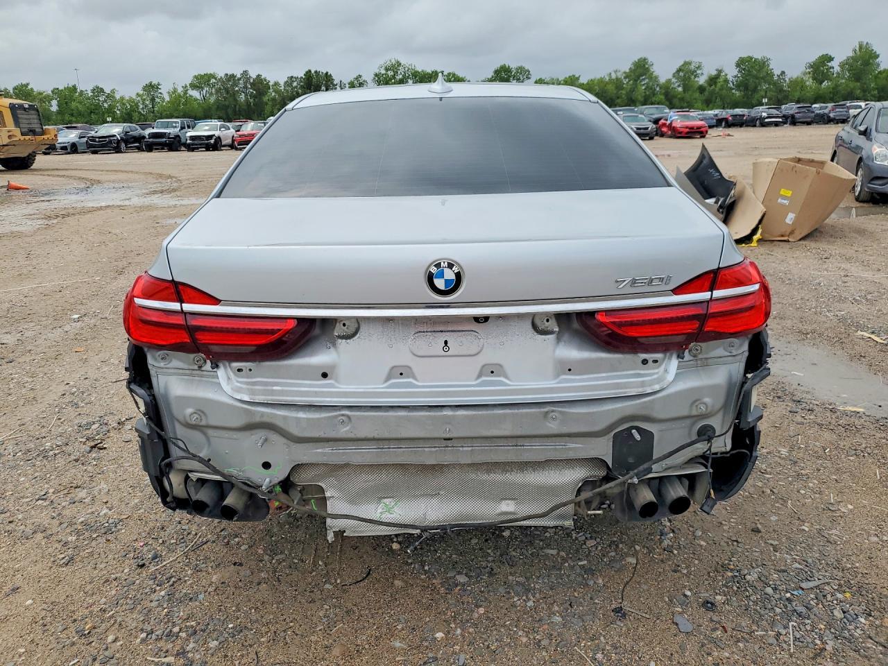 2017 BMW 750 I - Фото 6