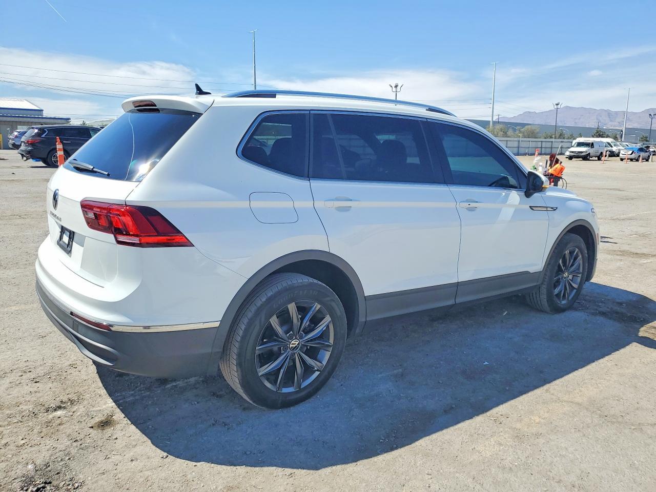 2022 Volkswagen Tiguan Se - Фото 3
