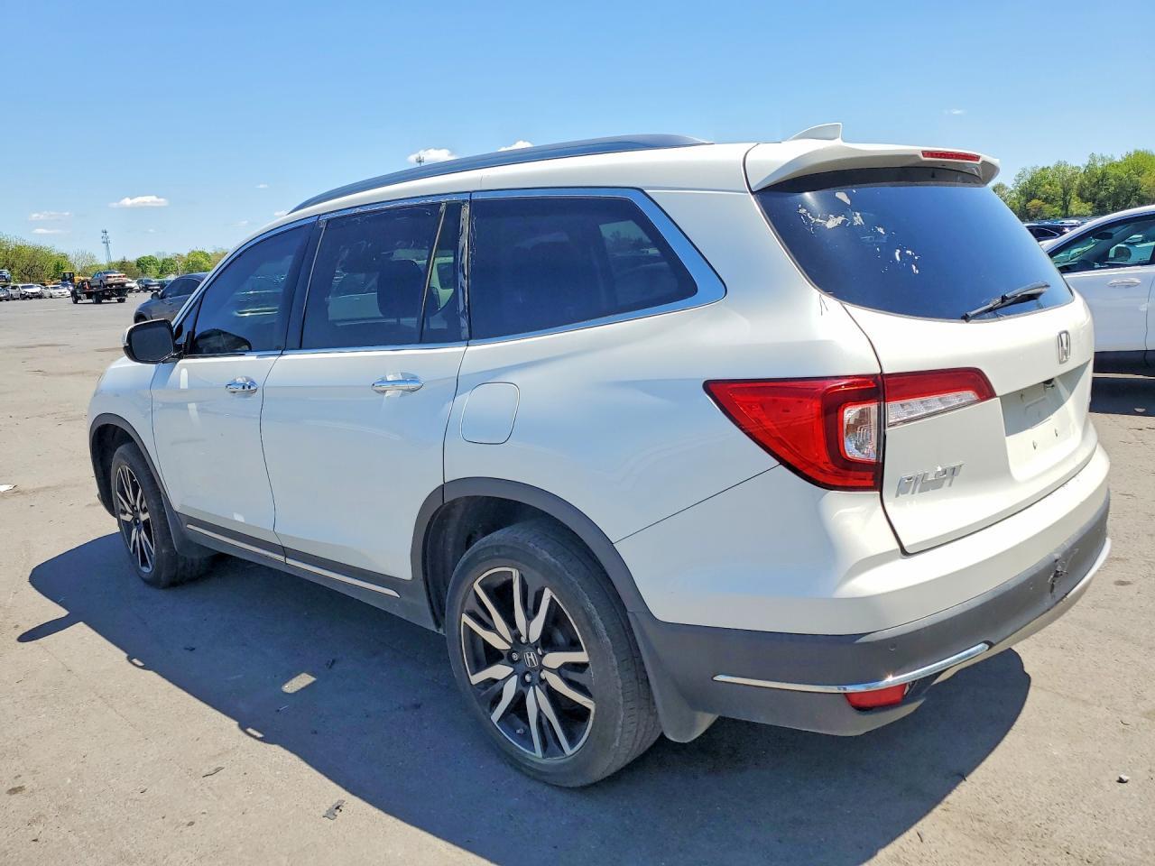 2022 Honda Pilot Touring - Image 2
