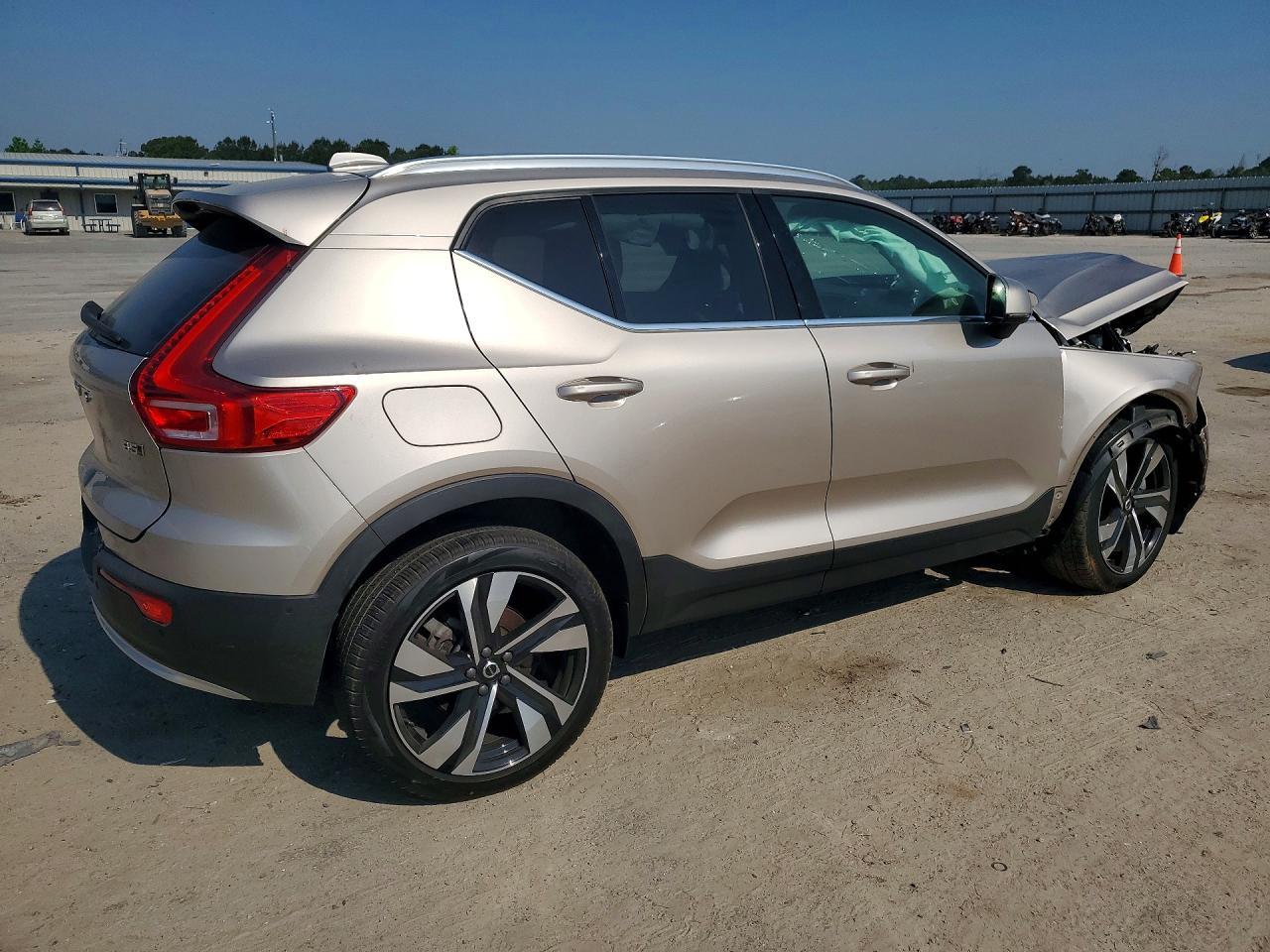 2023 Volvo Xc40 Plus - Image 3