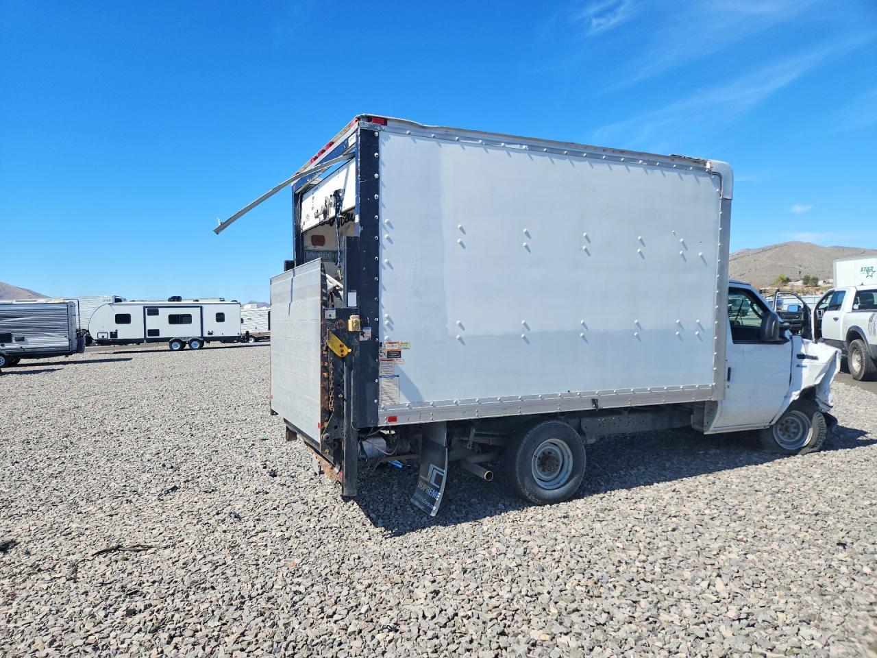 2012 Ford Econoline E350 Super Duty Cutaway Van - Фото 3