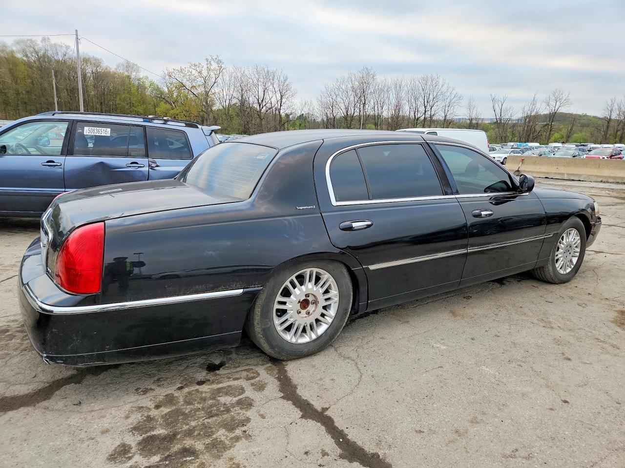2011 Lincoln Town Car Signature Long Wheelbase - Фото 3