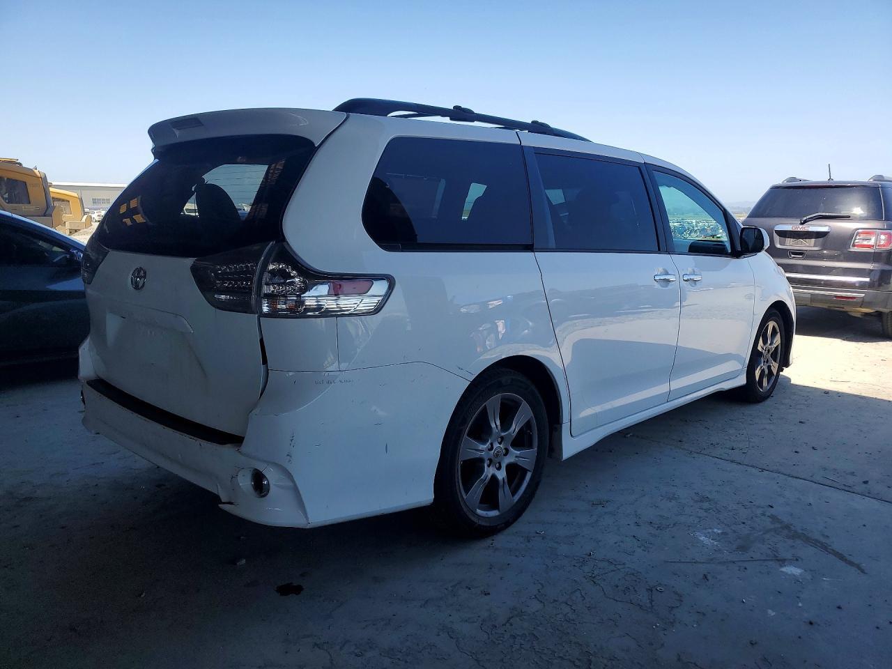 2017 Toyota Sienna Se - Image 3
