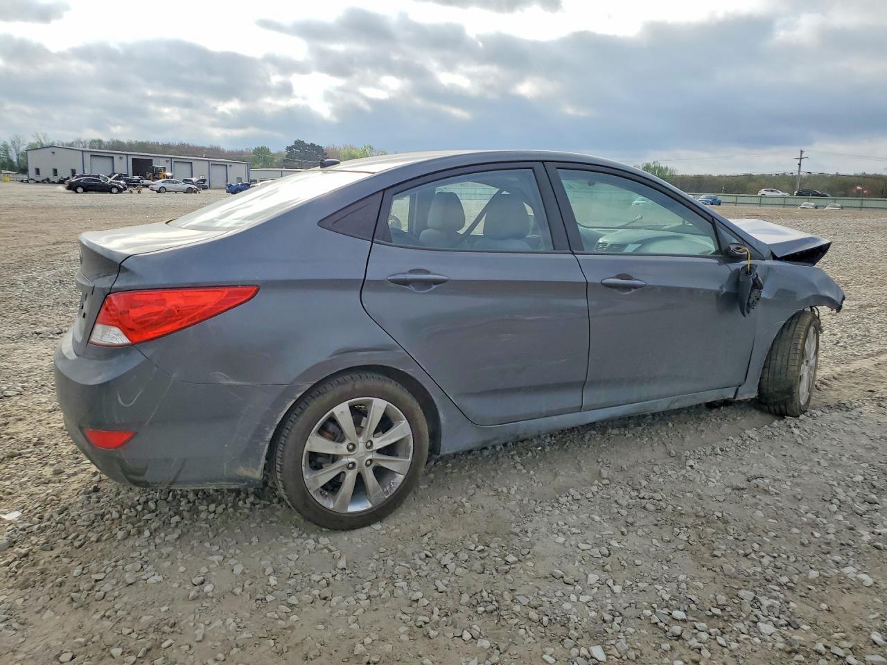 2012 Hyundai Accent Gls - Image 3