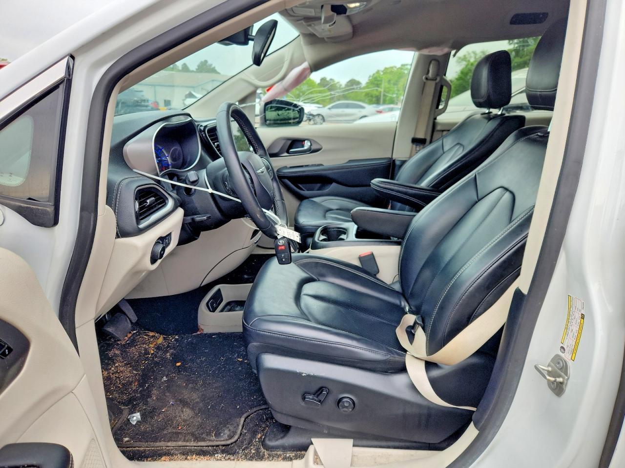 2023 Chrysler Pacifica Hybrid Touring L - Image 7