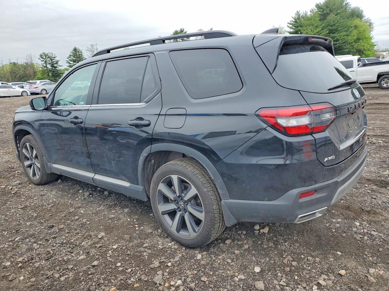 2025 Honda Pilot Touring - Image 2