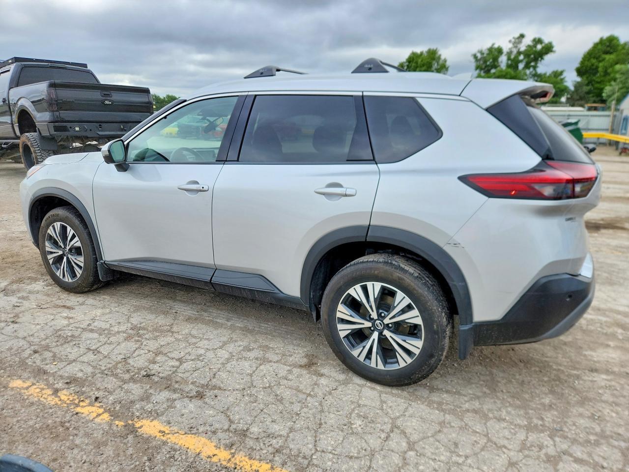 2021 Nissan Rogue Sv - Image 2